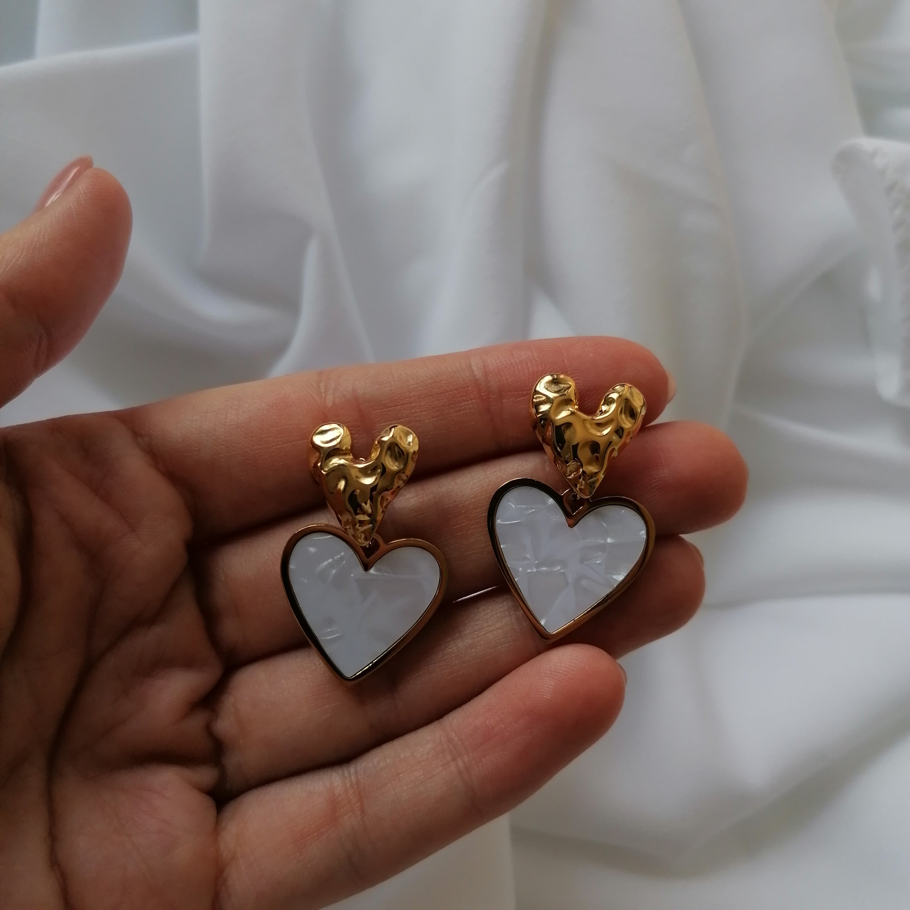 Brincos em Aço Dourado Coração Branco