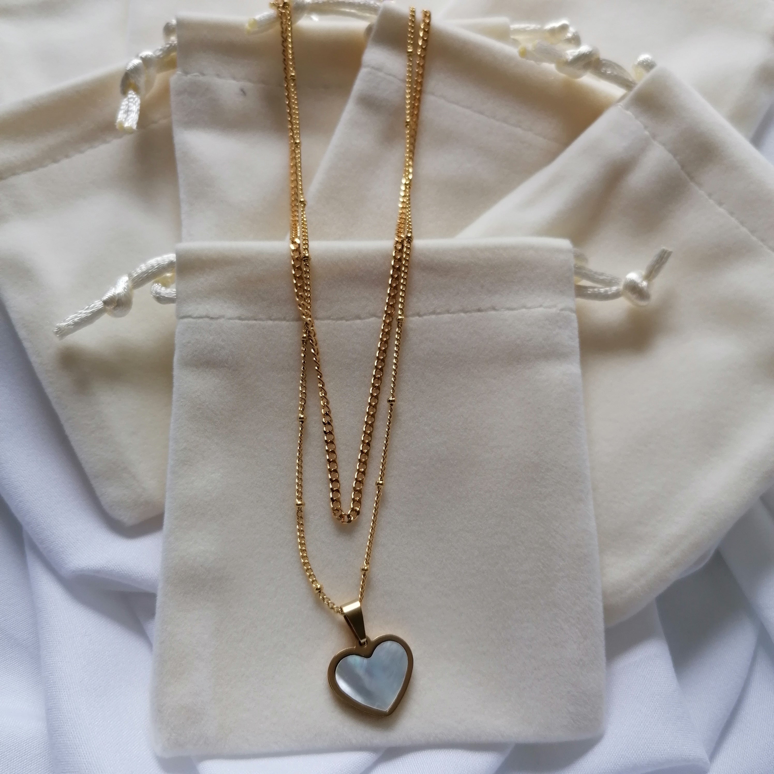 Colar Duplo em Aço  Dourado com Coração em Madreperola
