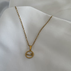 Colar em Aço Dourado com Pendente Redondo Mãe