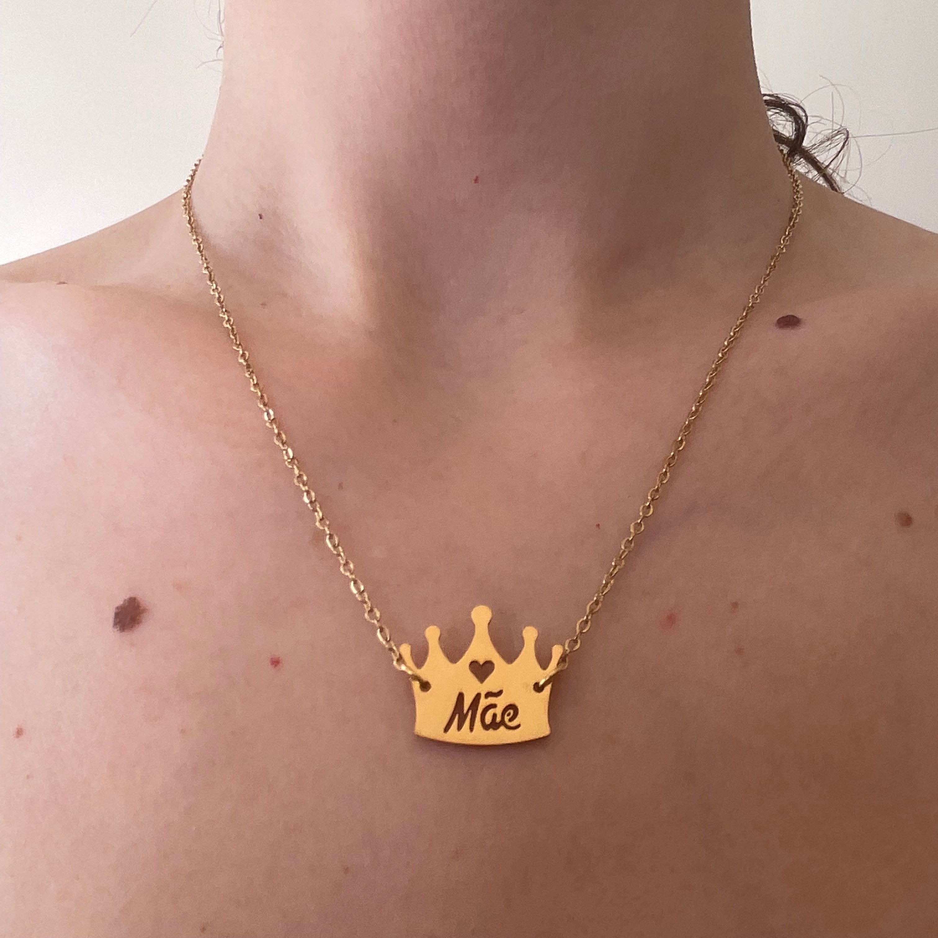 Colar em Aço Dourado com pendente em forma de coroa - Mãe
