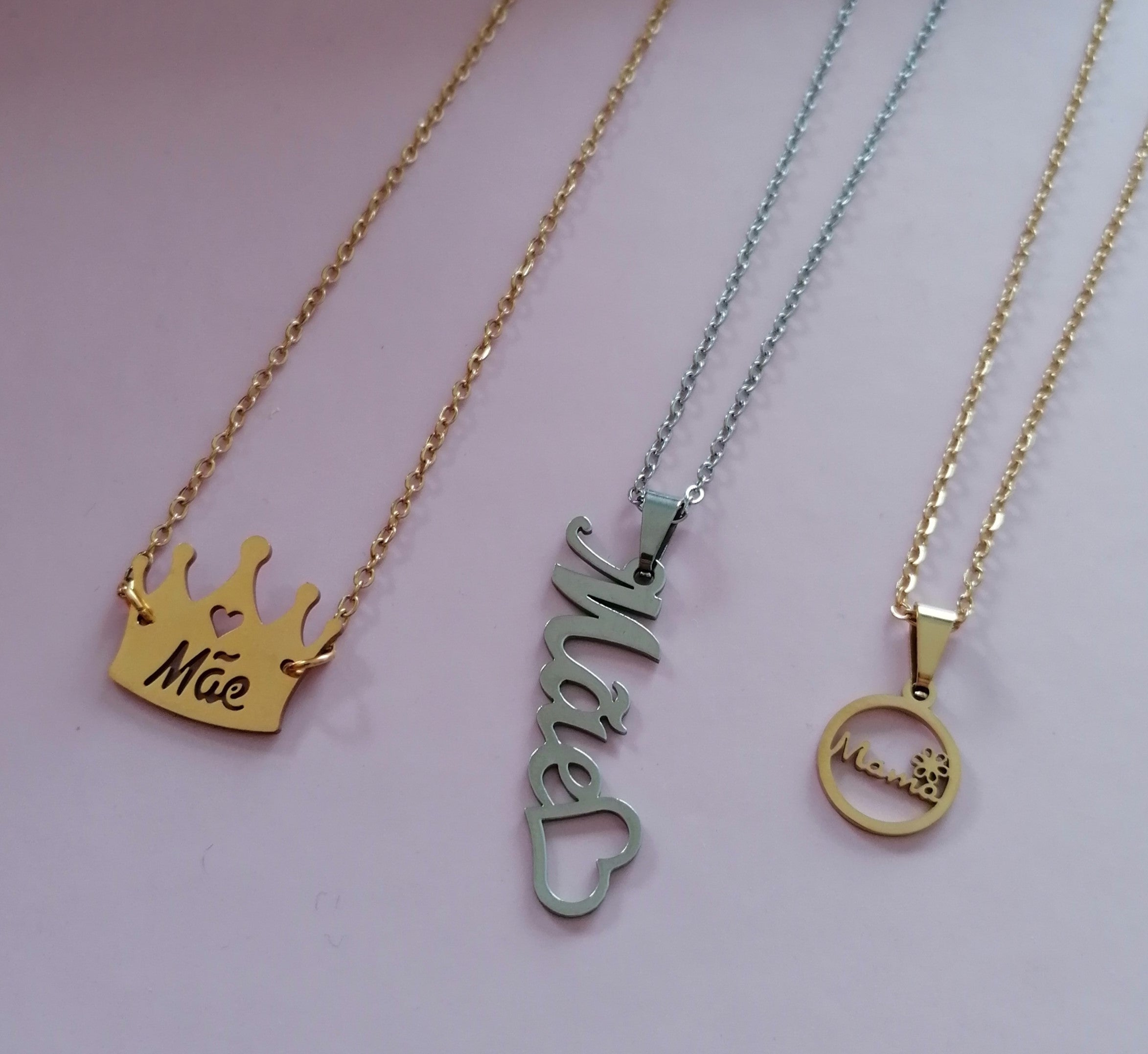 Colar em Aço Dourado com Pendente Redondo Mãe