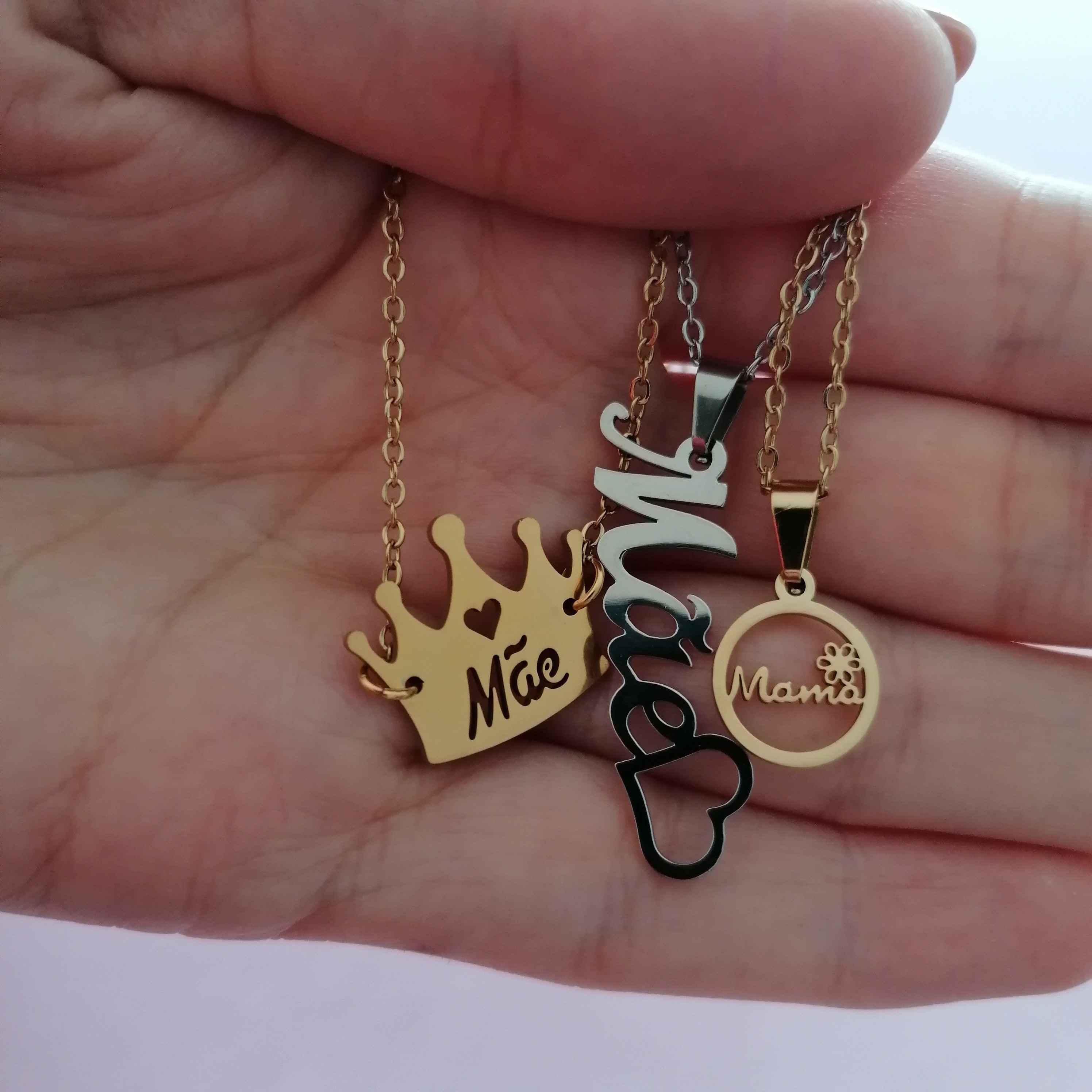 Colar em Aço Dourado com pendente em forma de coroa - Mãe