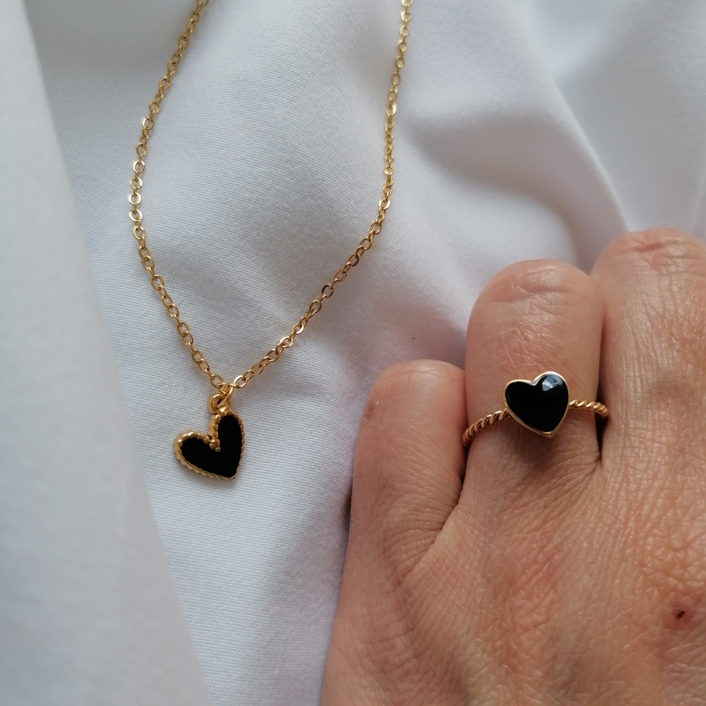 Colar em Aço Dourado com Pendente em Coração Preto