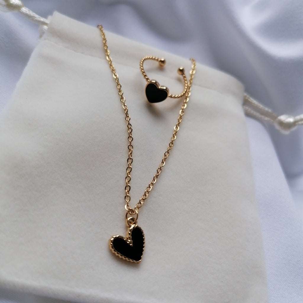 Colar em Aço Dourado com Pendente em Coração Preto
