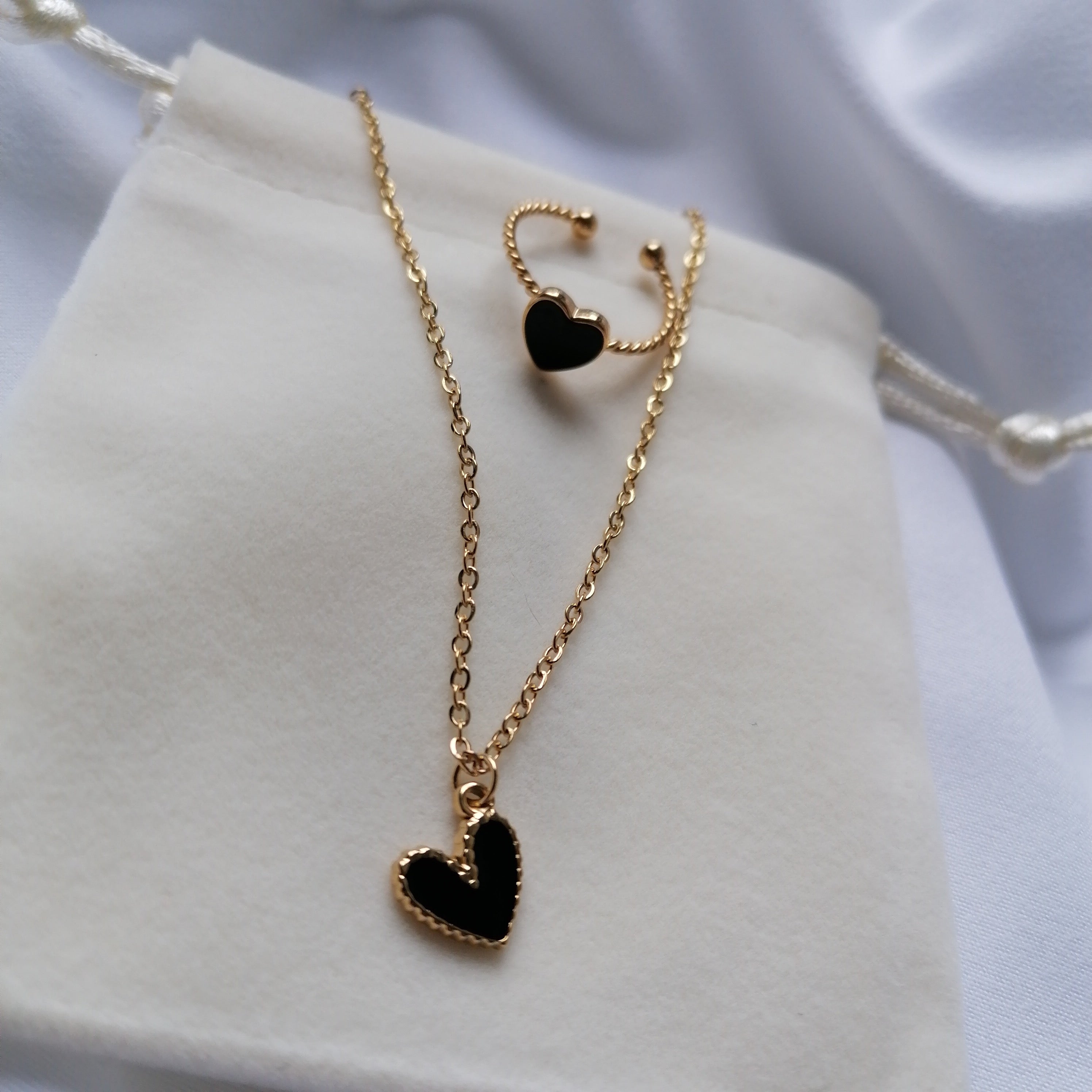 Colar em Aço Dourado com Pendente em Coração Preto