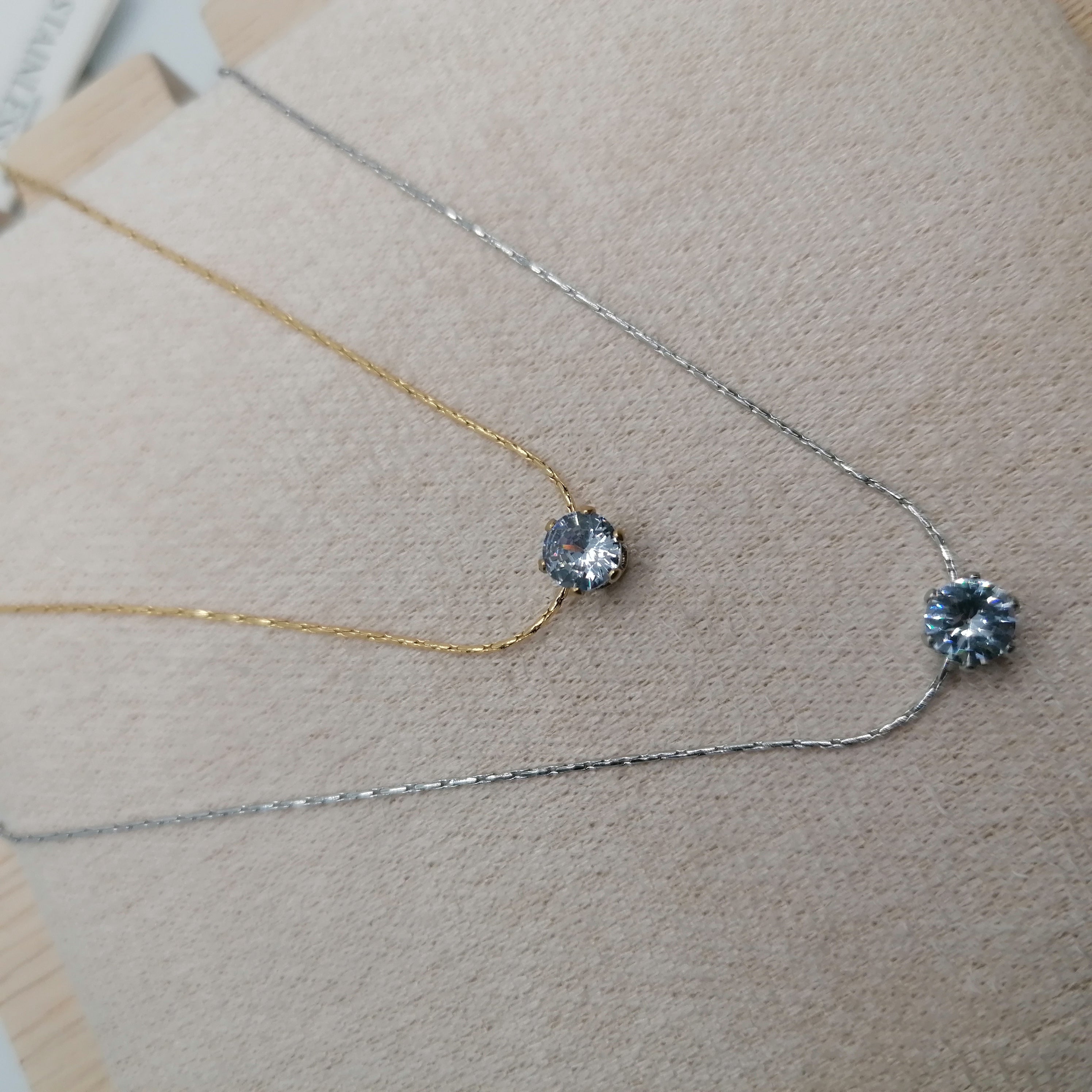 Colar em Aço Dourado com Zircónia