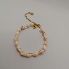 Pulseira de Búzios com acabamentos em Aço Dourado