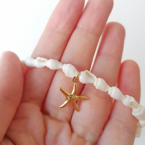 Colar de Búzios com Pendente Estrela do Mar (acabamentos em Aço Dourado)