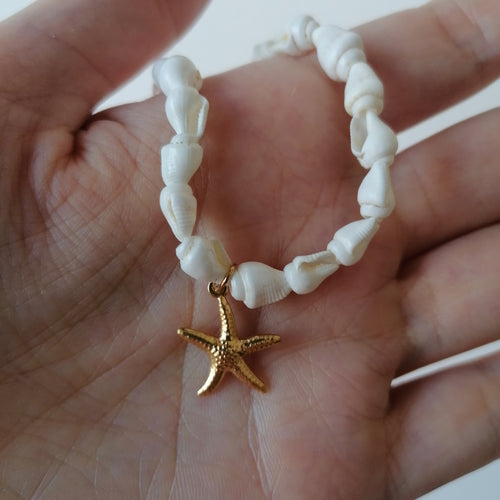 Colar de Búzios com Pendente Estrela do Mar (acabamentos em Aço Dourado)