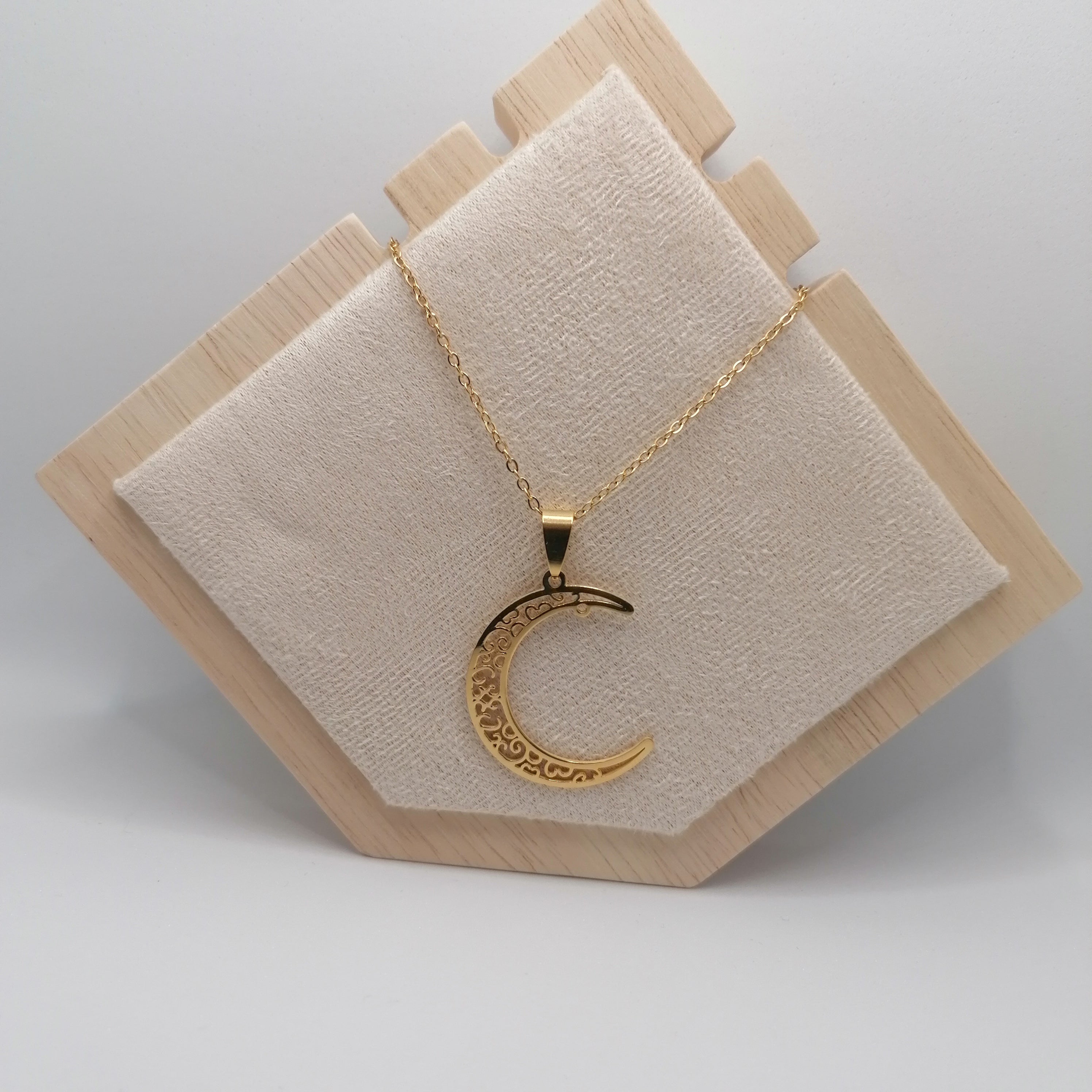 Colar em Aço Dourado com Pendente Lua