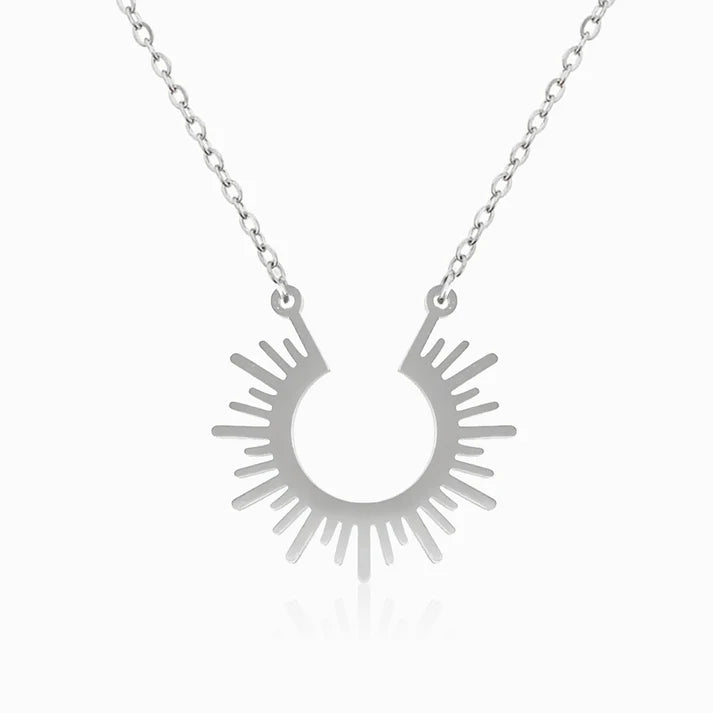 Colar em Aço Prateado com Sol Raiado
