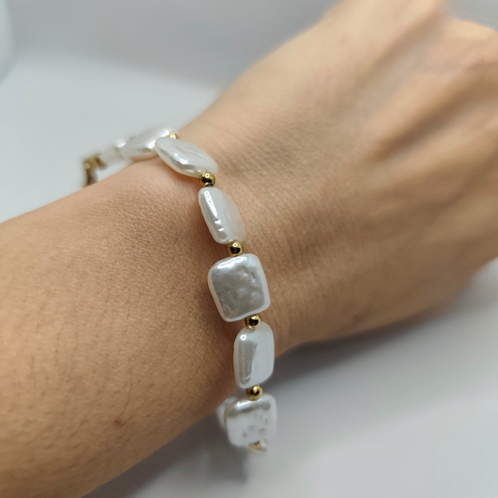 Pulseira Aço Dourado e Pérolas Quadradas
