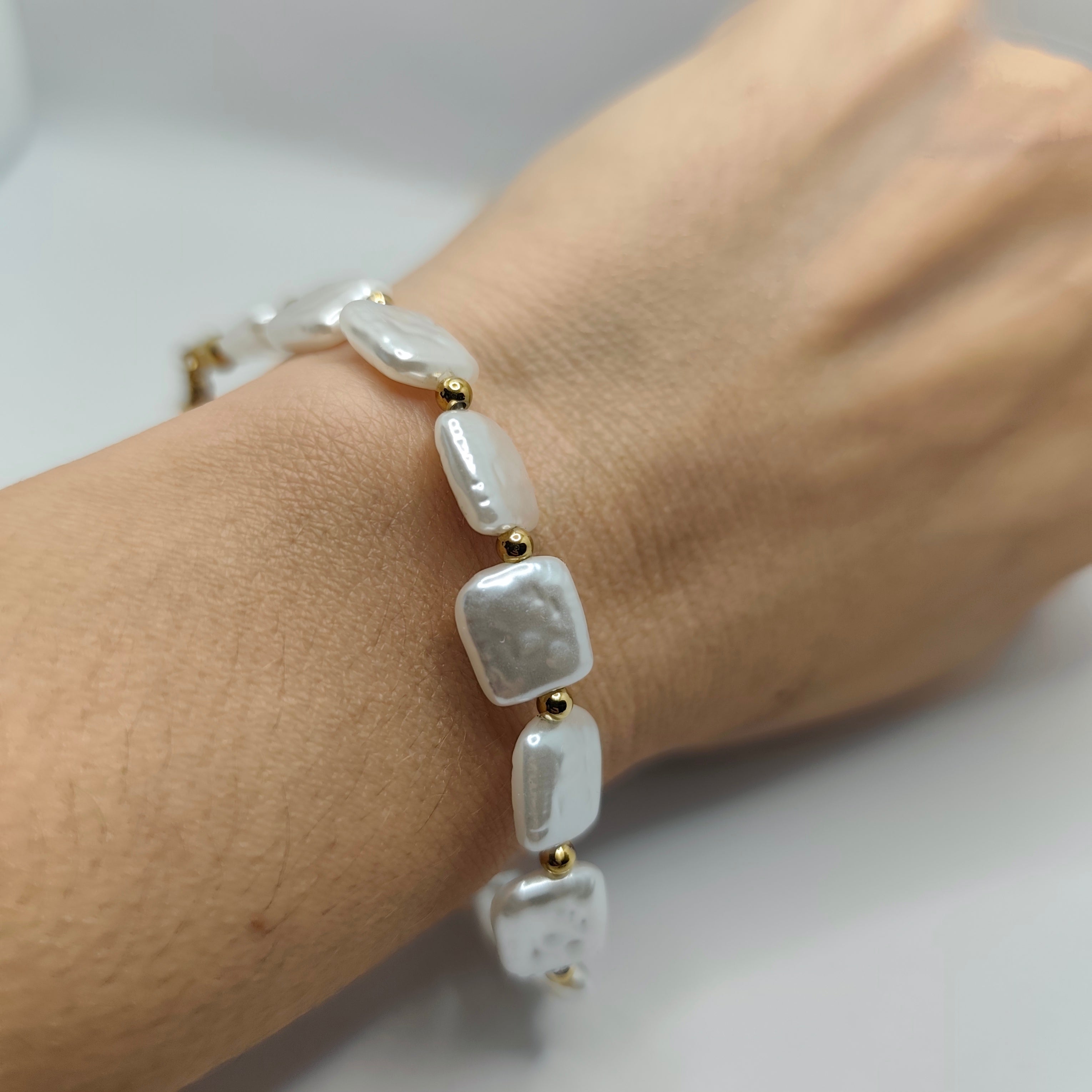 Pulseira Aço Dourado e Pérolas Quadradas