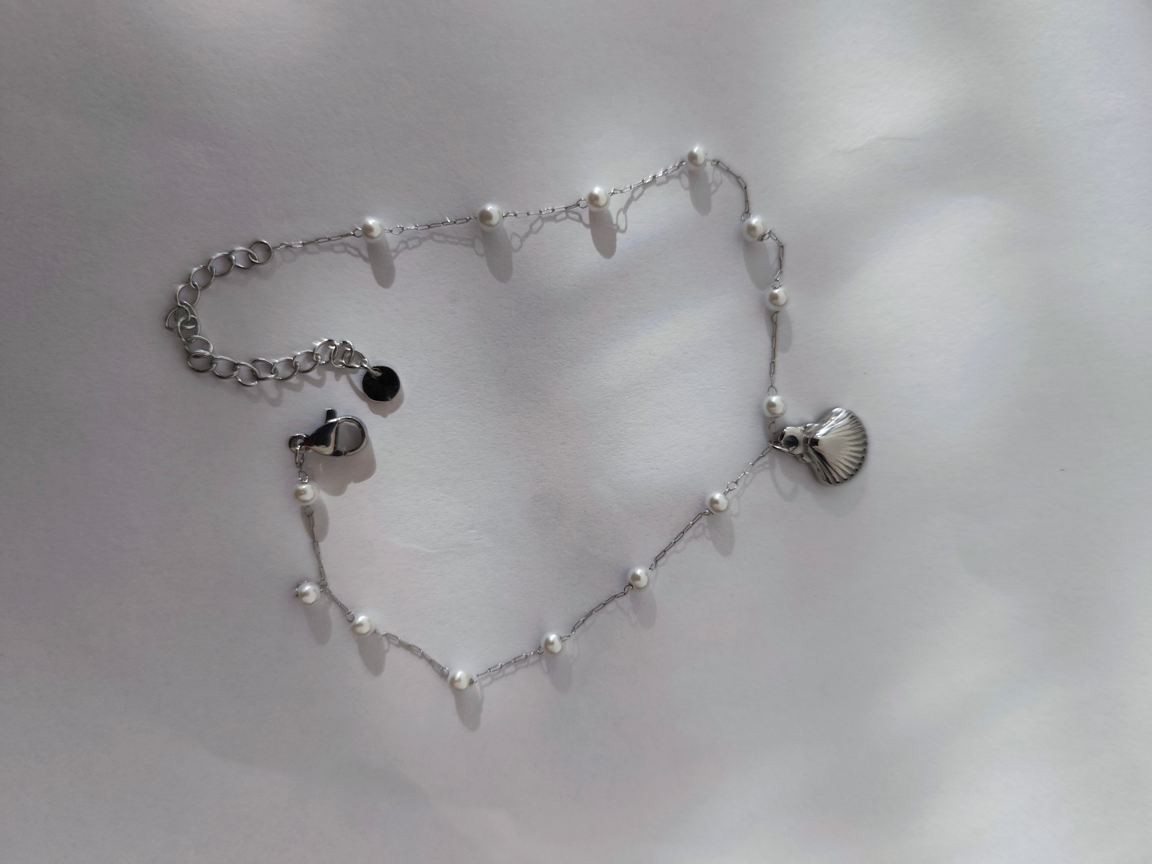 Pulseira de pé em Aço Prateado com pérolas e concha