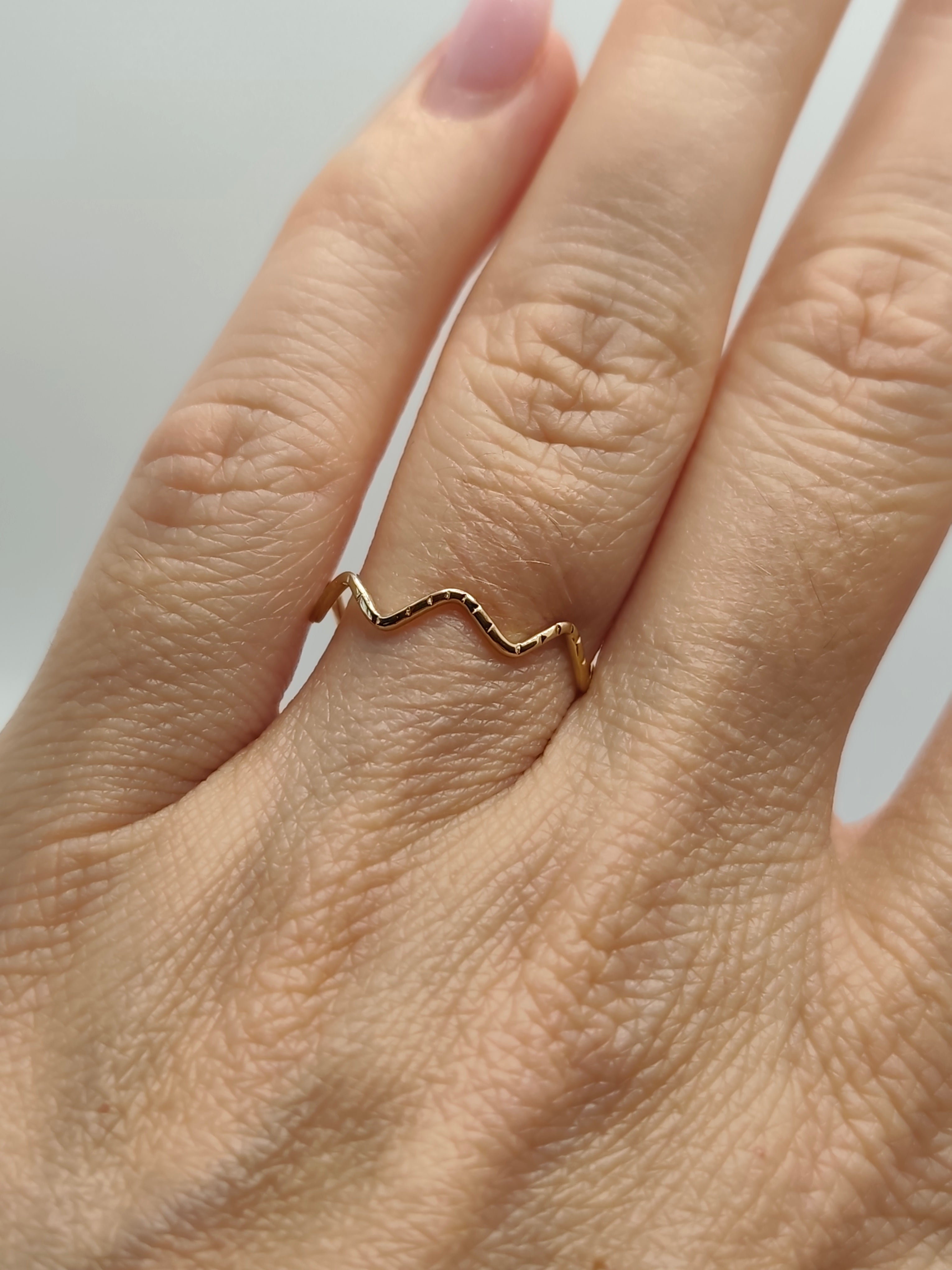 Anel em Aço Dourado Ondas