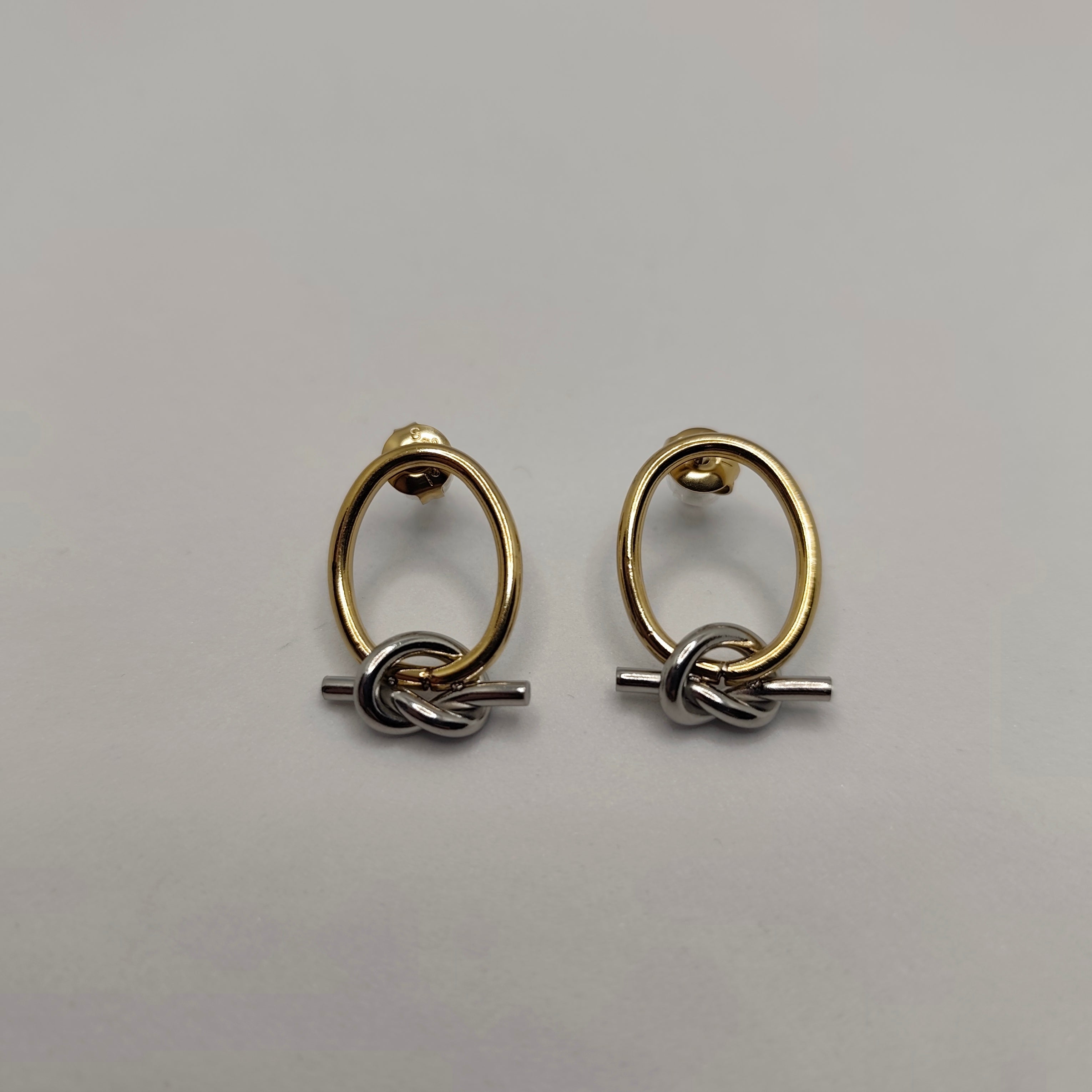 Brincos Aço Dourado e Laço Prateado