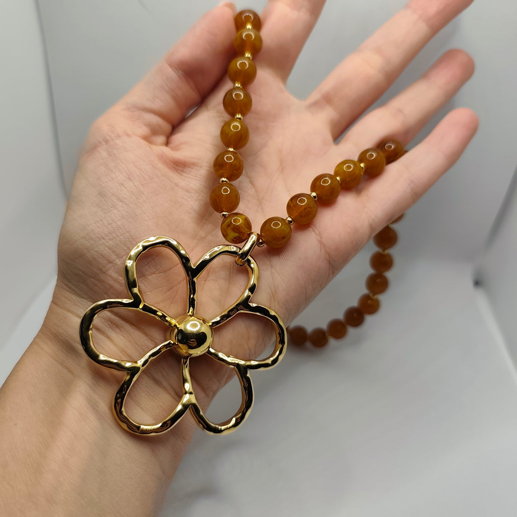 Colar Maxi Pérolas Castanhas e Flor Dourada