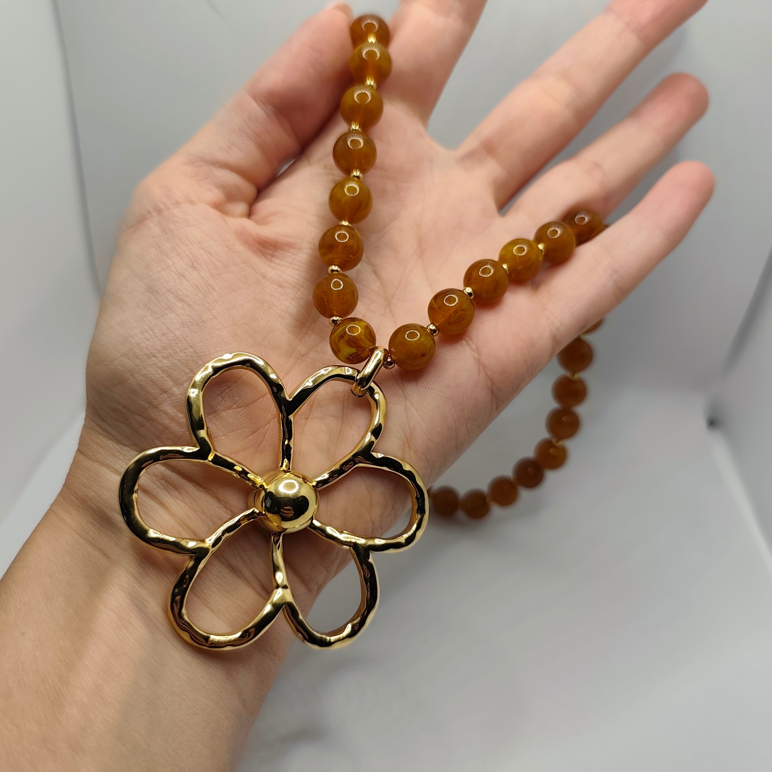 Colar Maxi Pérolas Castanhas e Flor Dourada