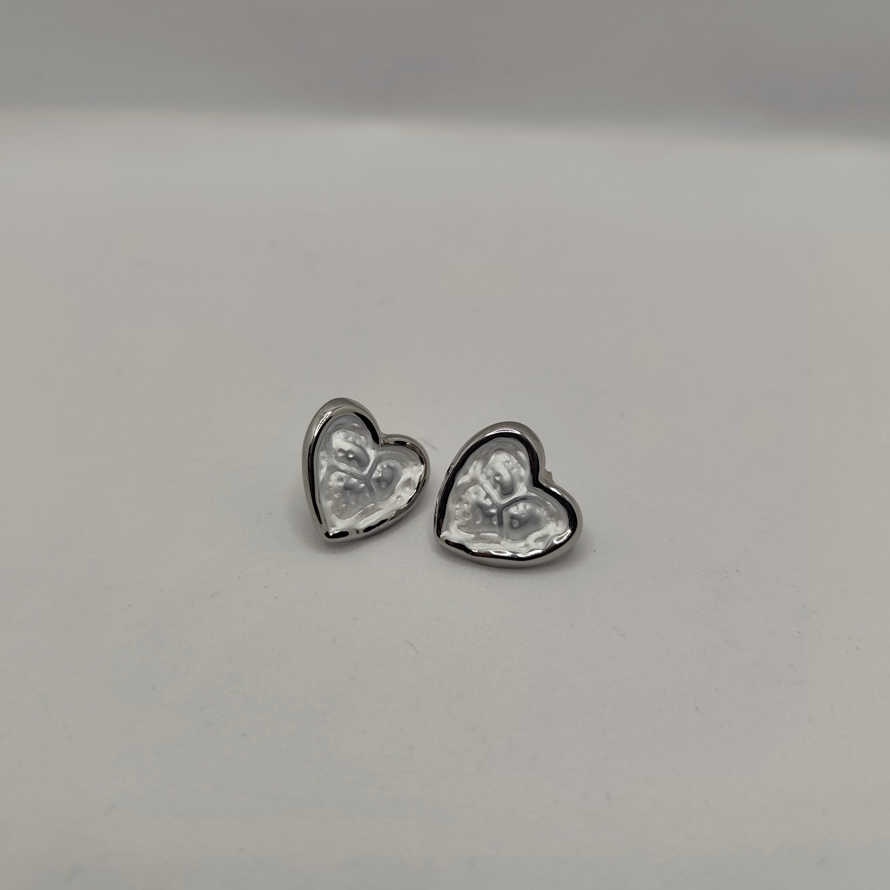 Brincos Aço Prateado Coração Branco