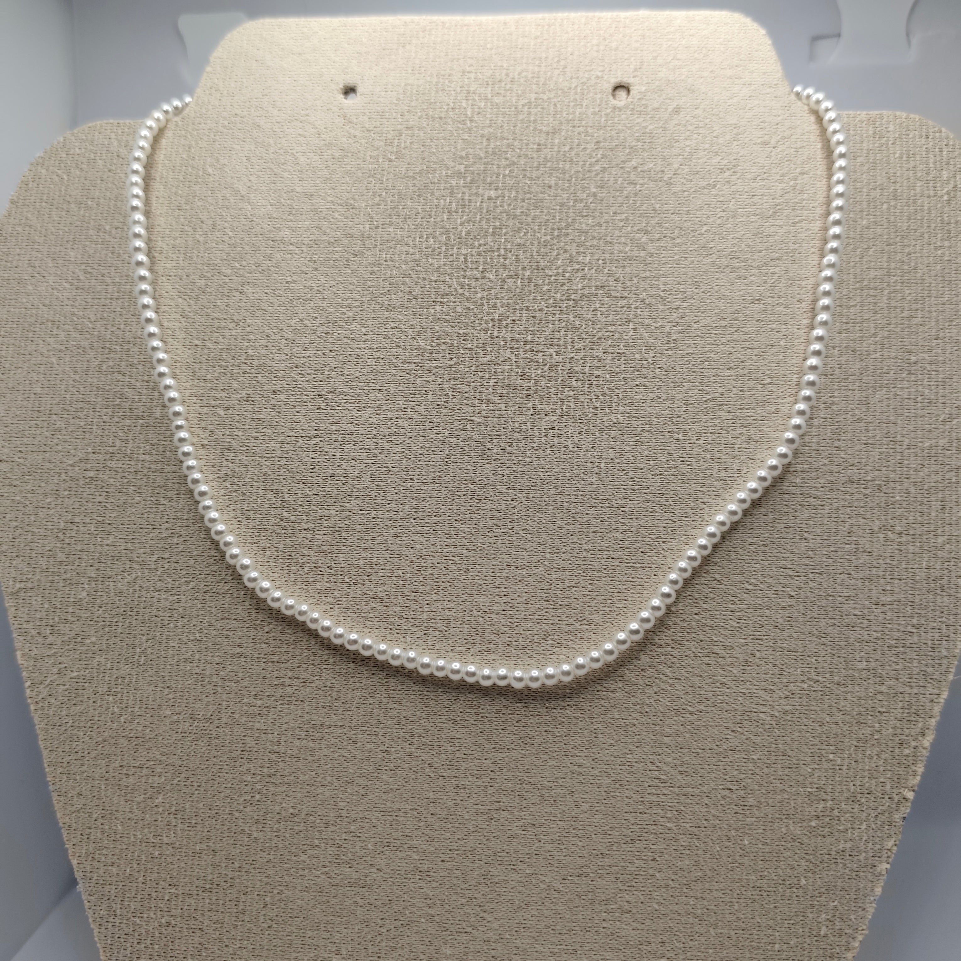 Colar em Aço Dourado Pérolas Fininhas