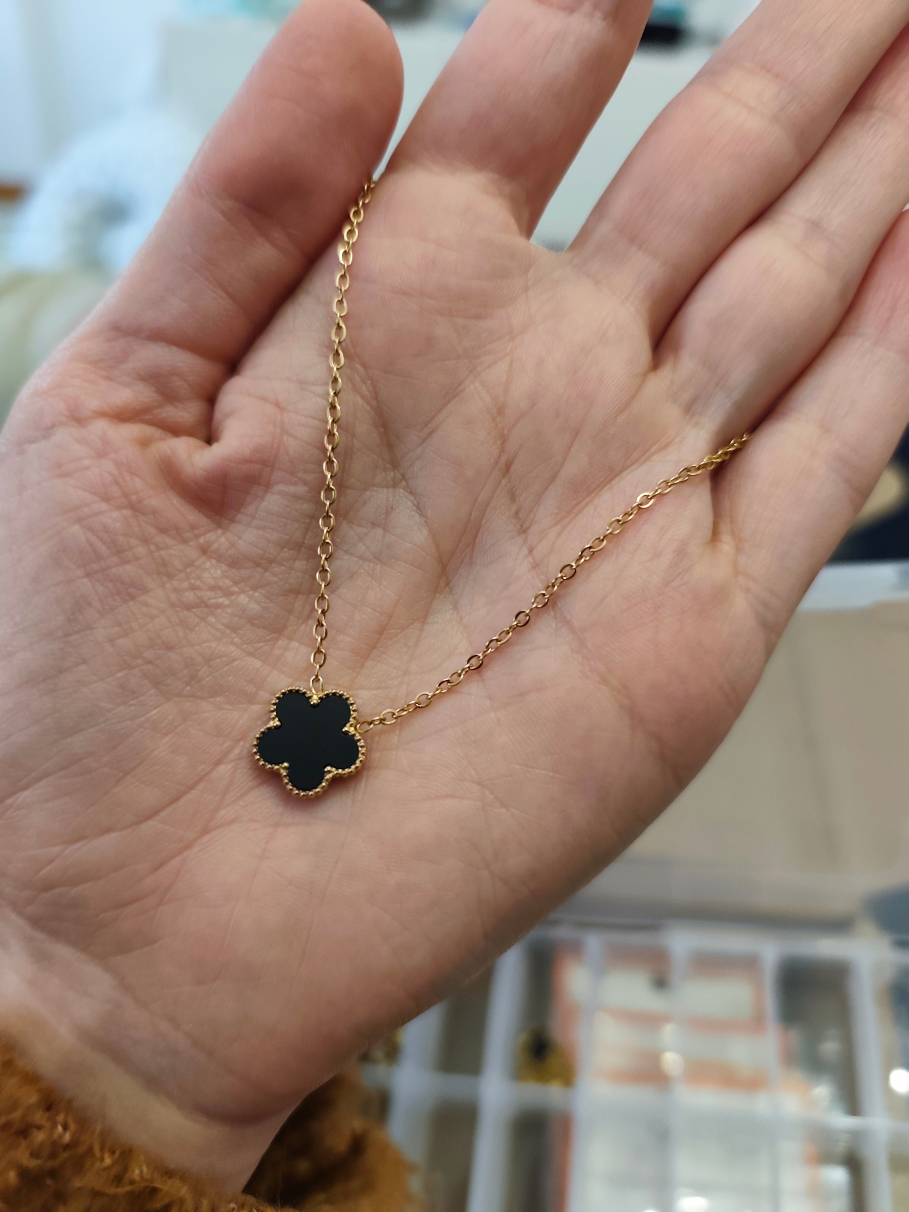 Colar Aço Dourado Flor Preta