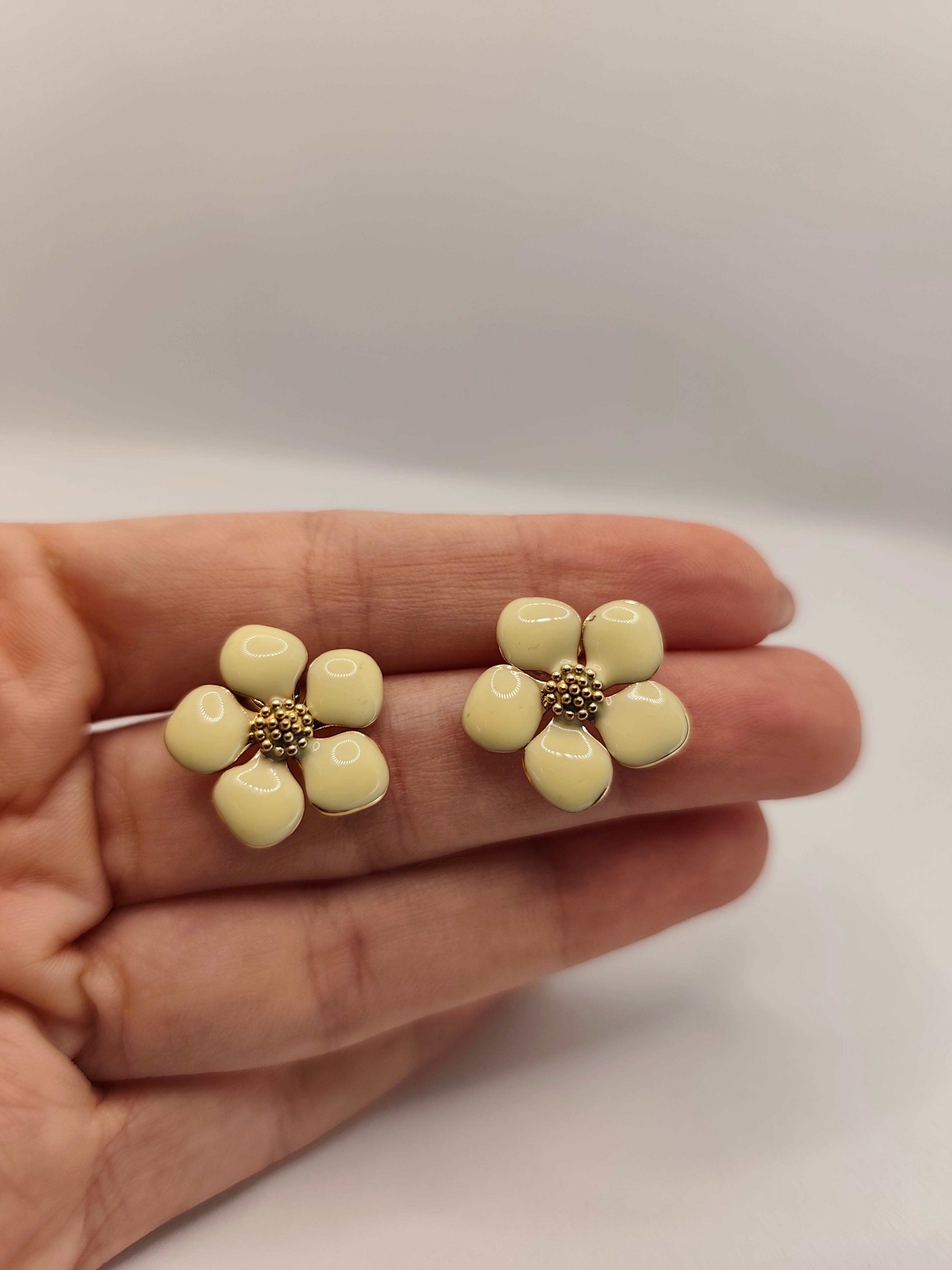 Brincos Aço Dourado Flor Bege