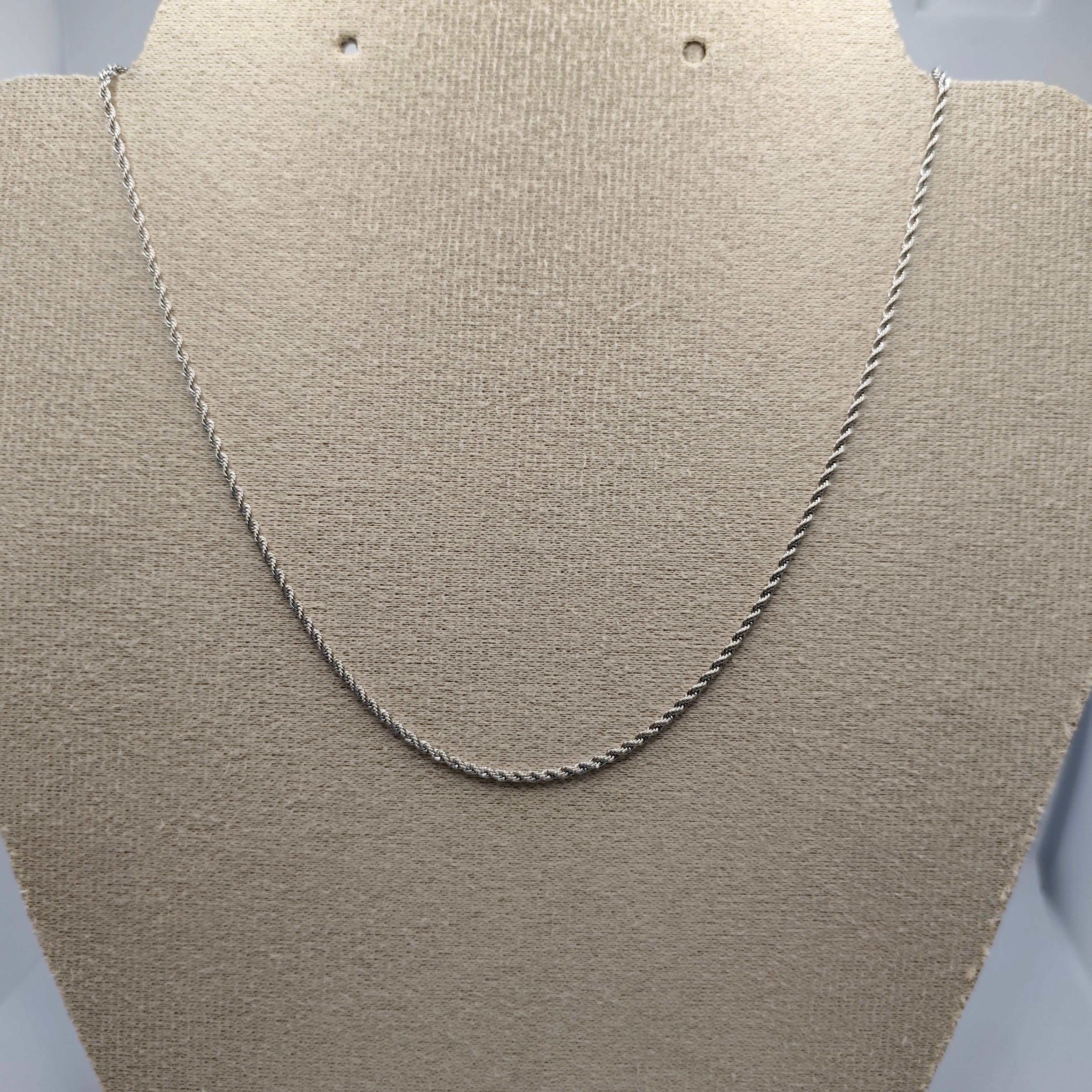 Colar Aço Prateado Torcido Fino
