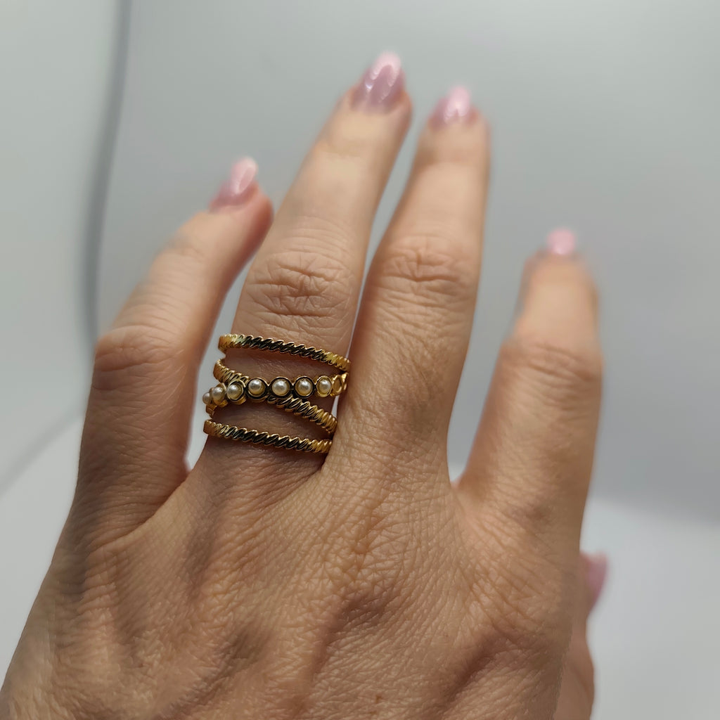 Anel Aço Dourado Largo Pérolas