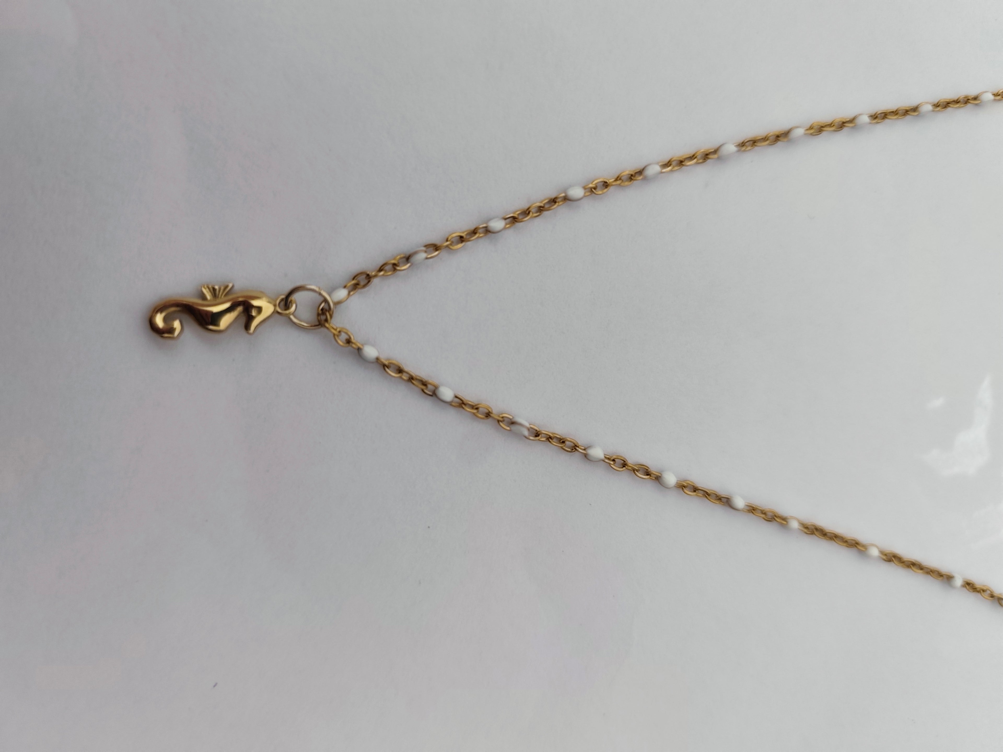 Colar em aço dourado cavalo marinho