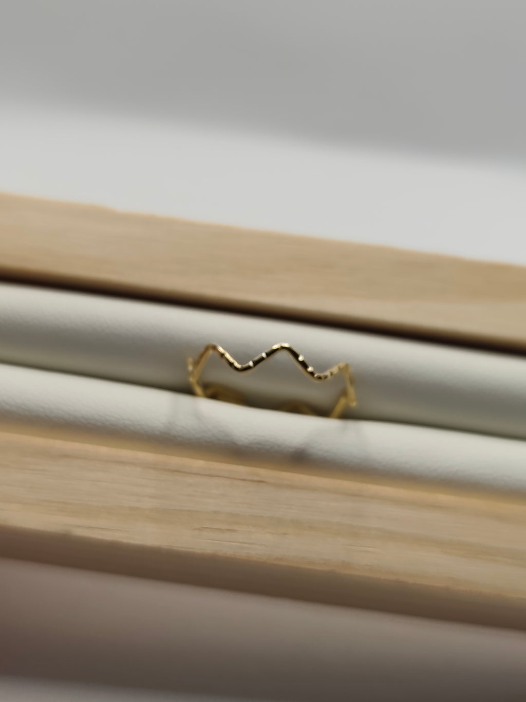 Anel em Aço Dourado Ondas
