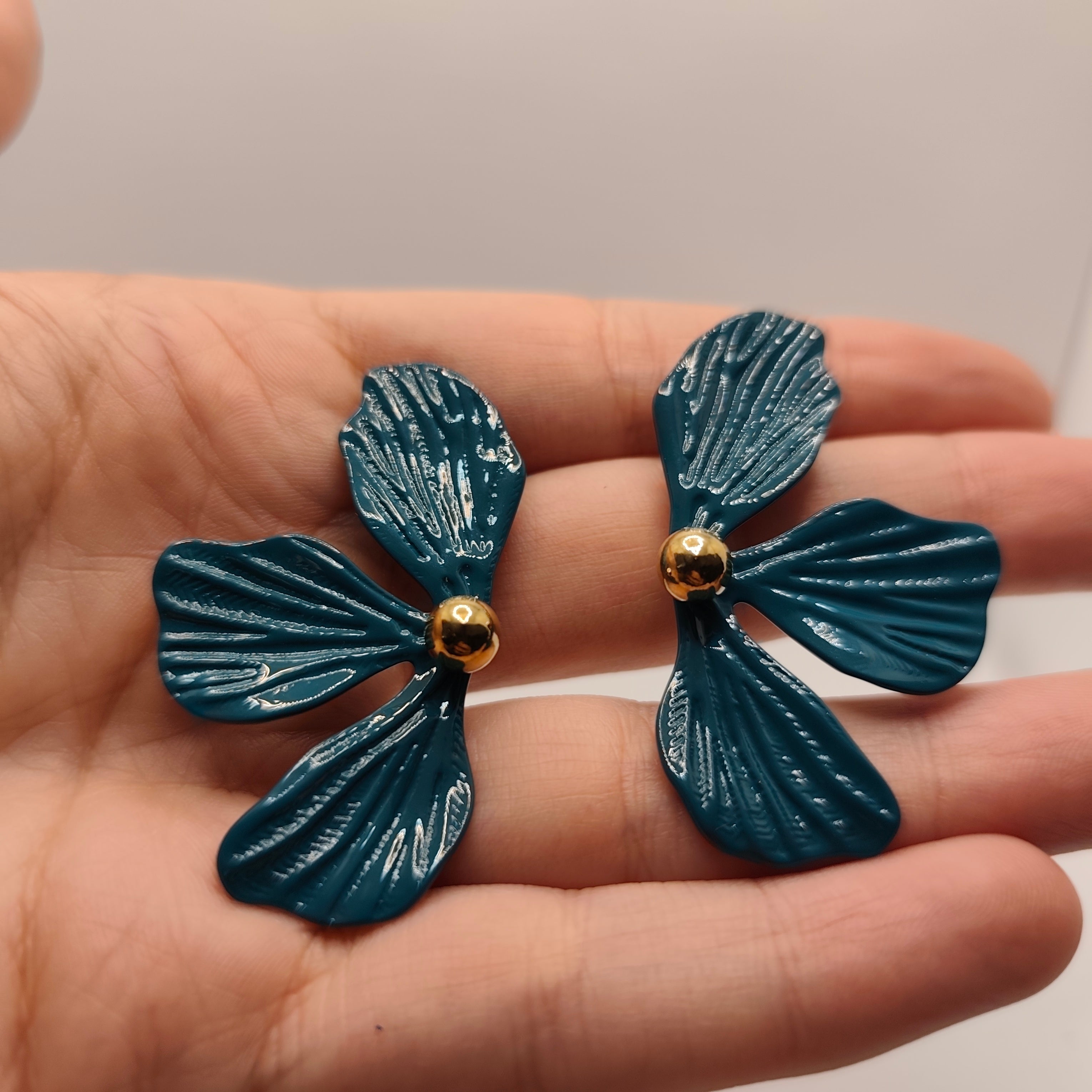 Brincos Aço Dourado Flor Azul