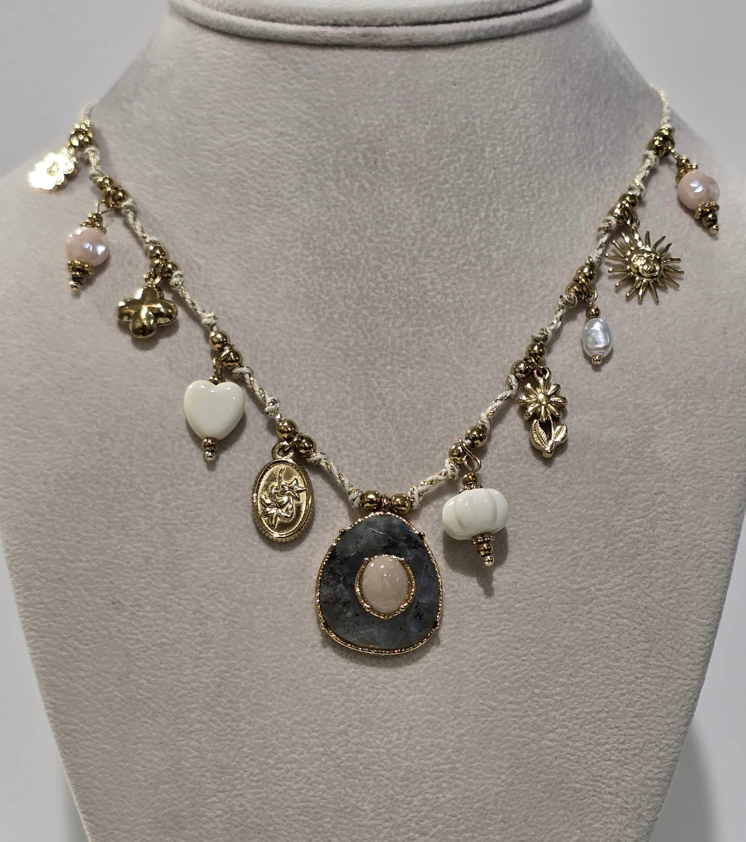 Colar em Aço Dourado Charmes