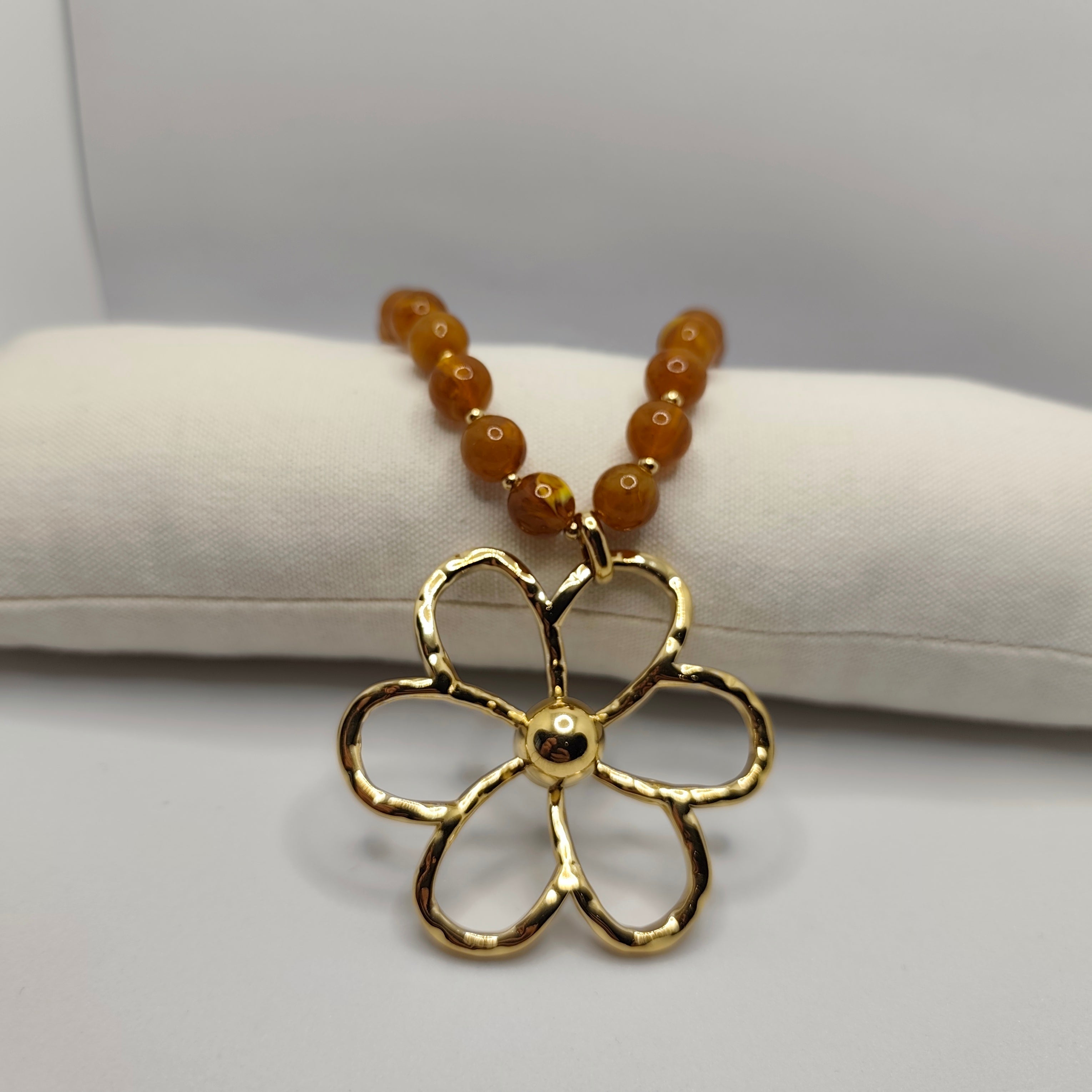 Colar Maxi Pérolas Castanhas e Flor Dourada