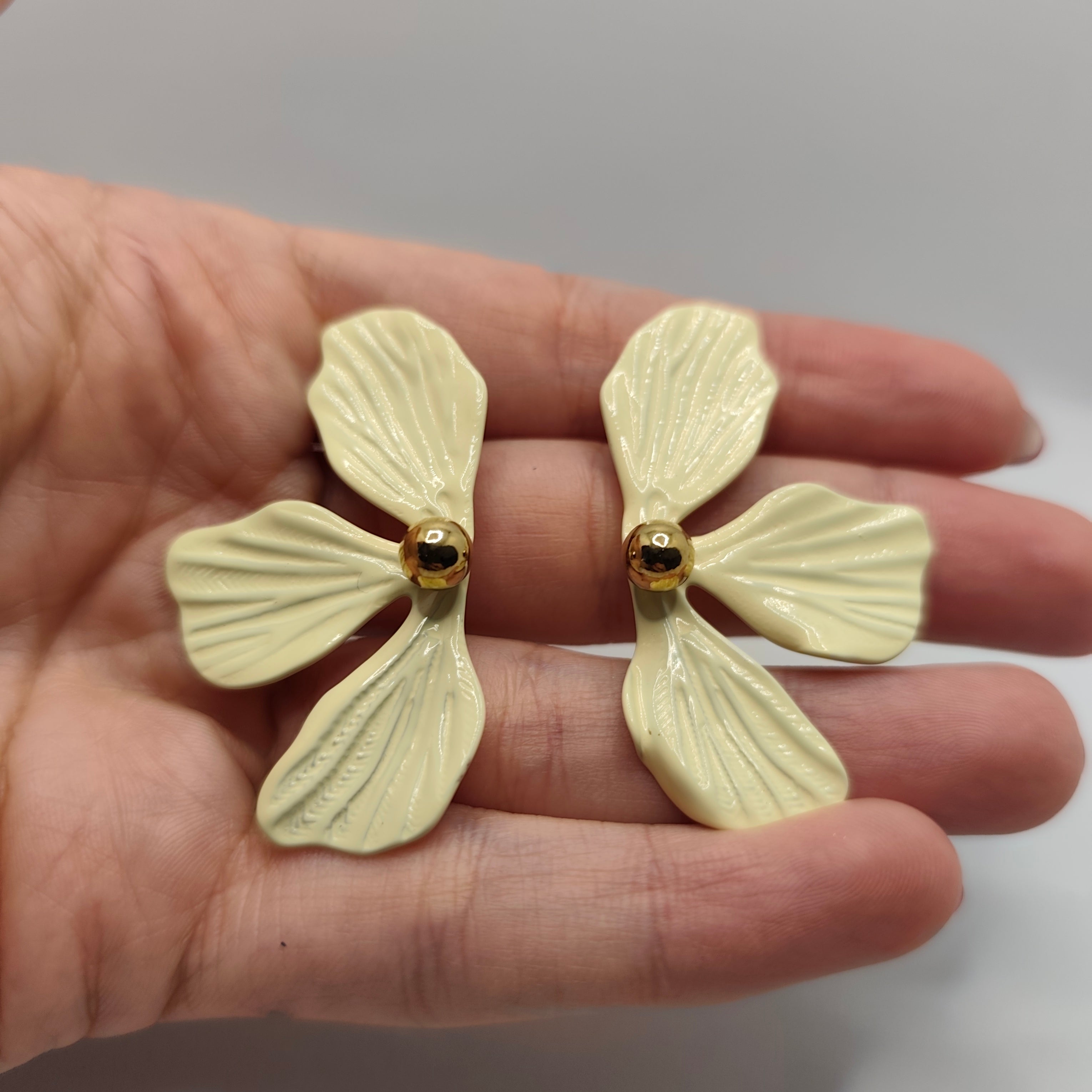 Brincos Aço Dourado Flor Bege
