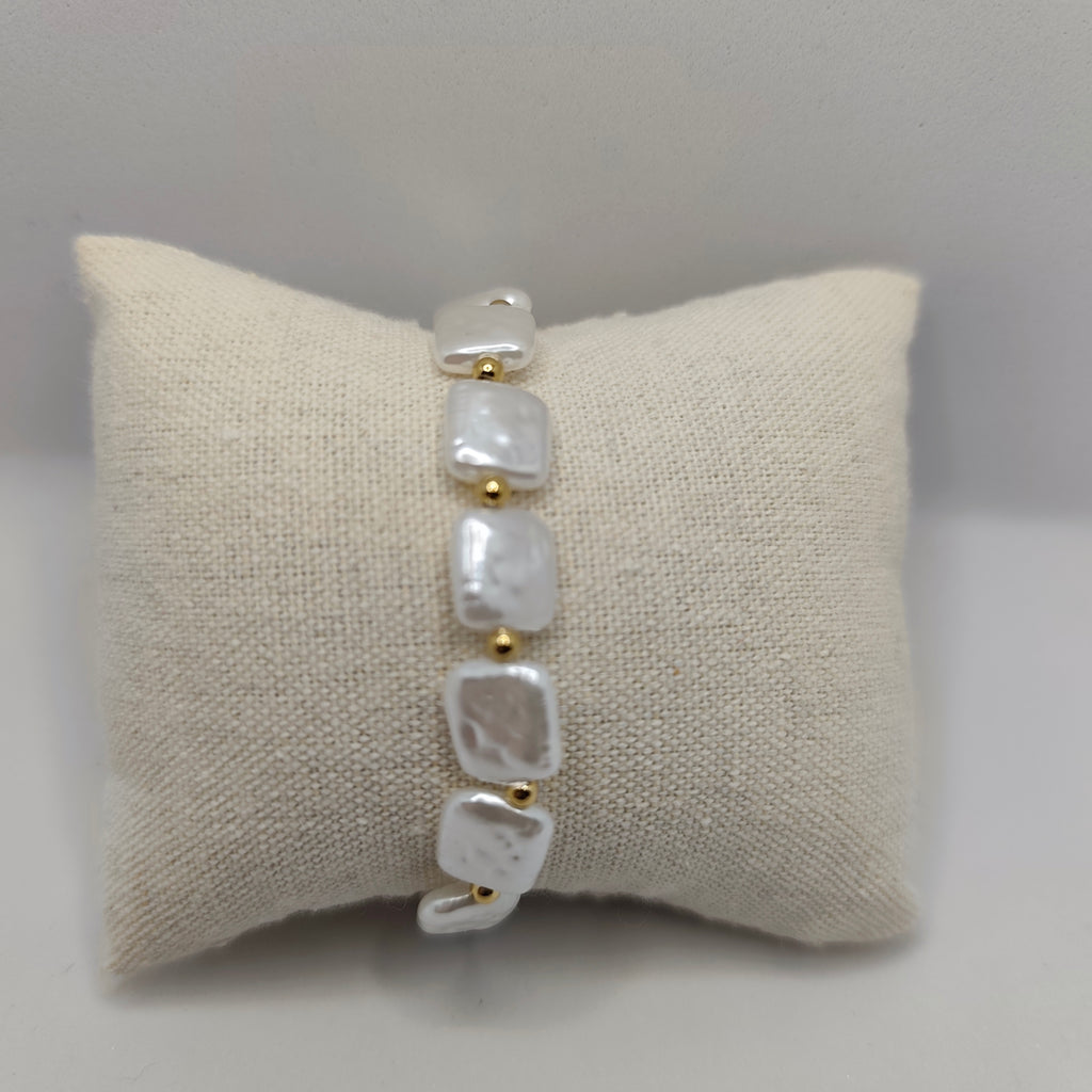 Pulseira Aço Dourado e Pérolas Quadradas
