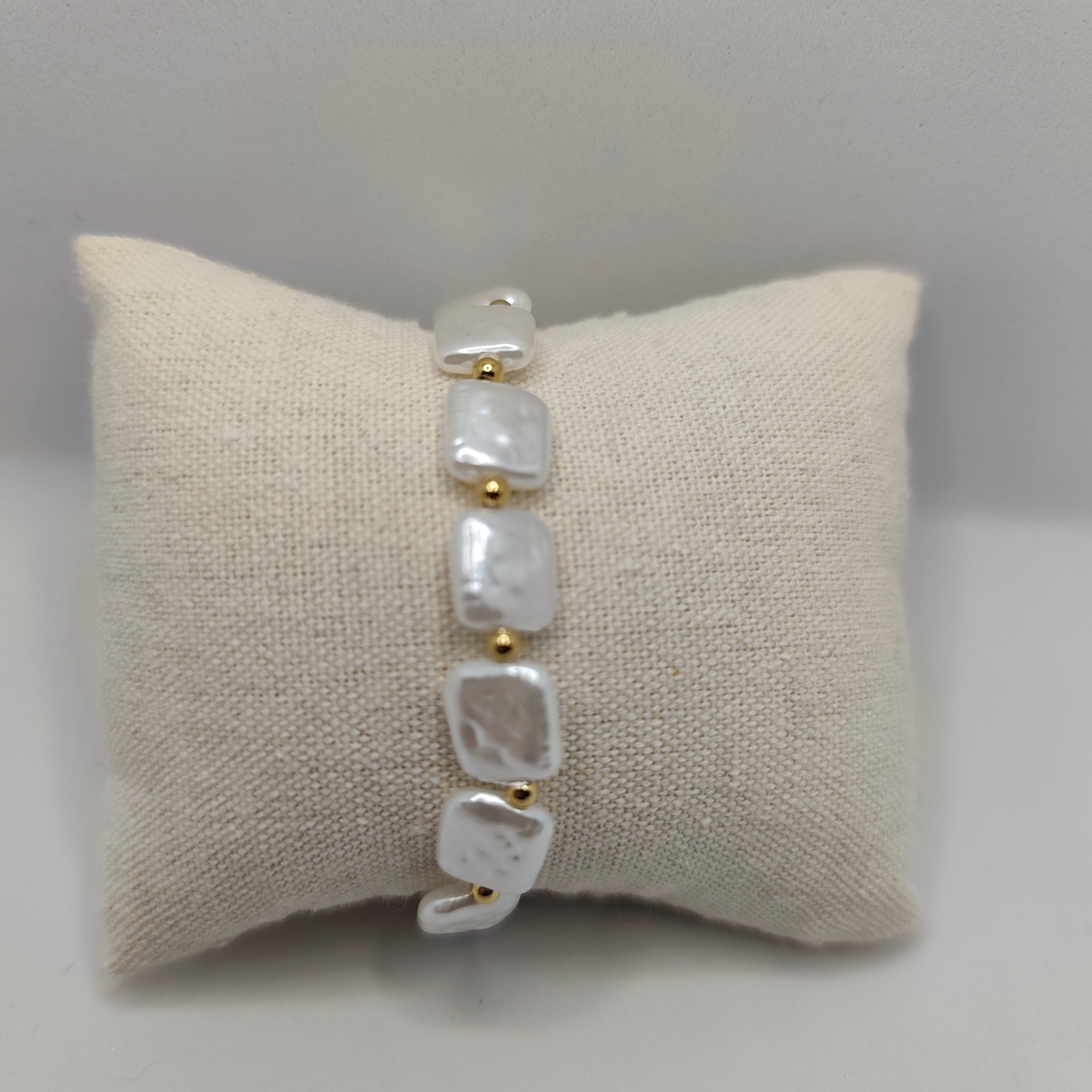 Pulseira Aço Dourado e Pérolas Quadradas