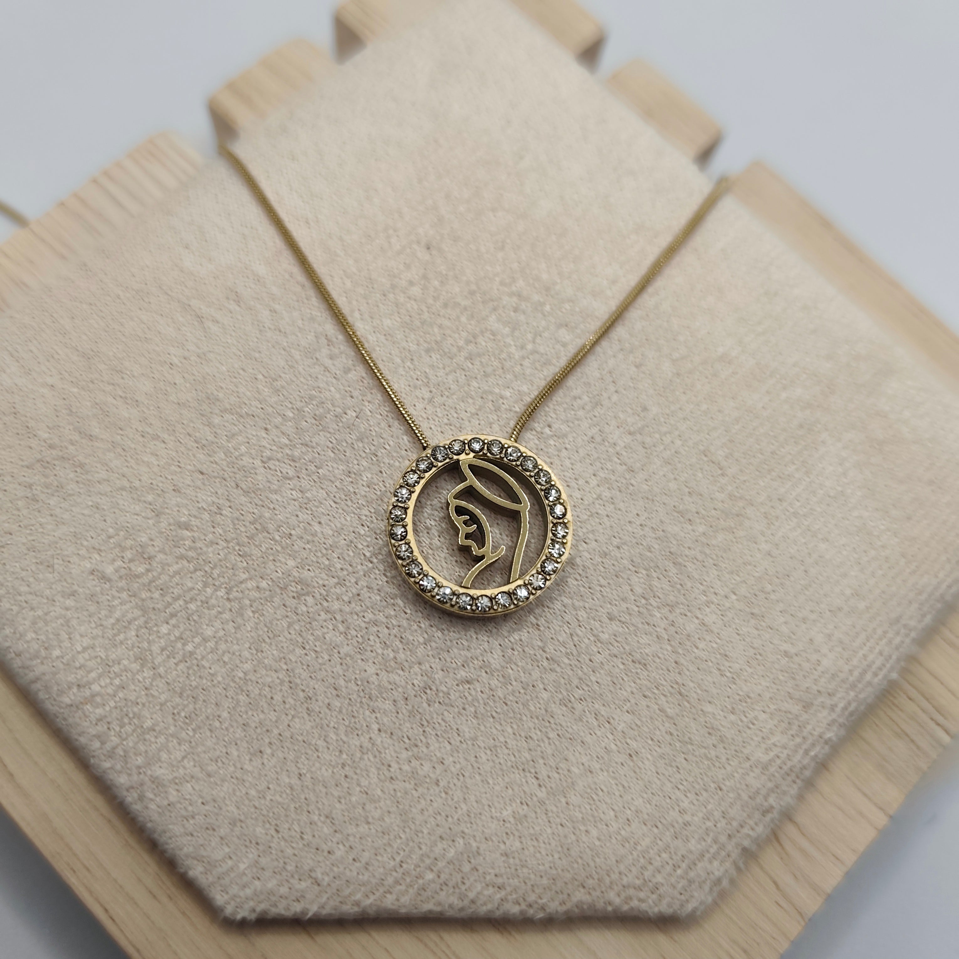 Colar Aço Dourado Nossa Senhora Zircónias