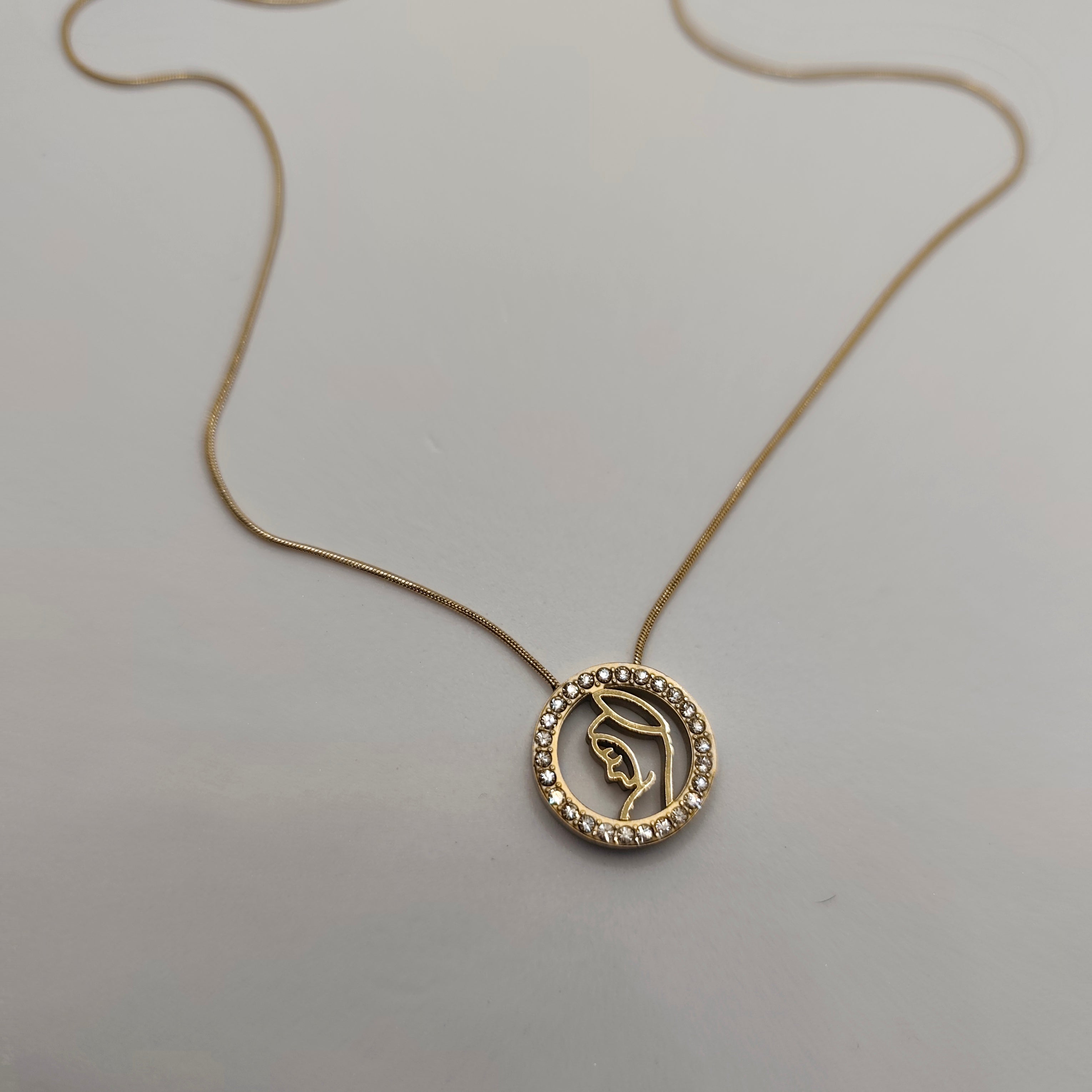 Colar Aço Dourado Nossa Senhora Zircónias