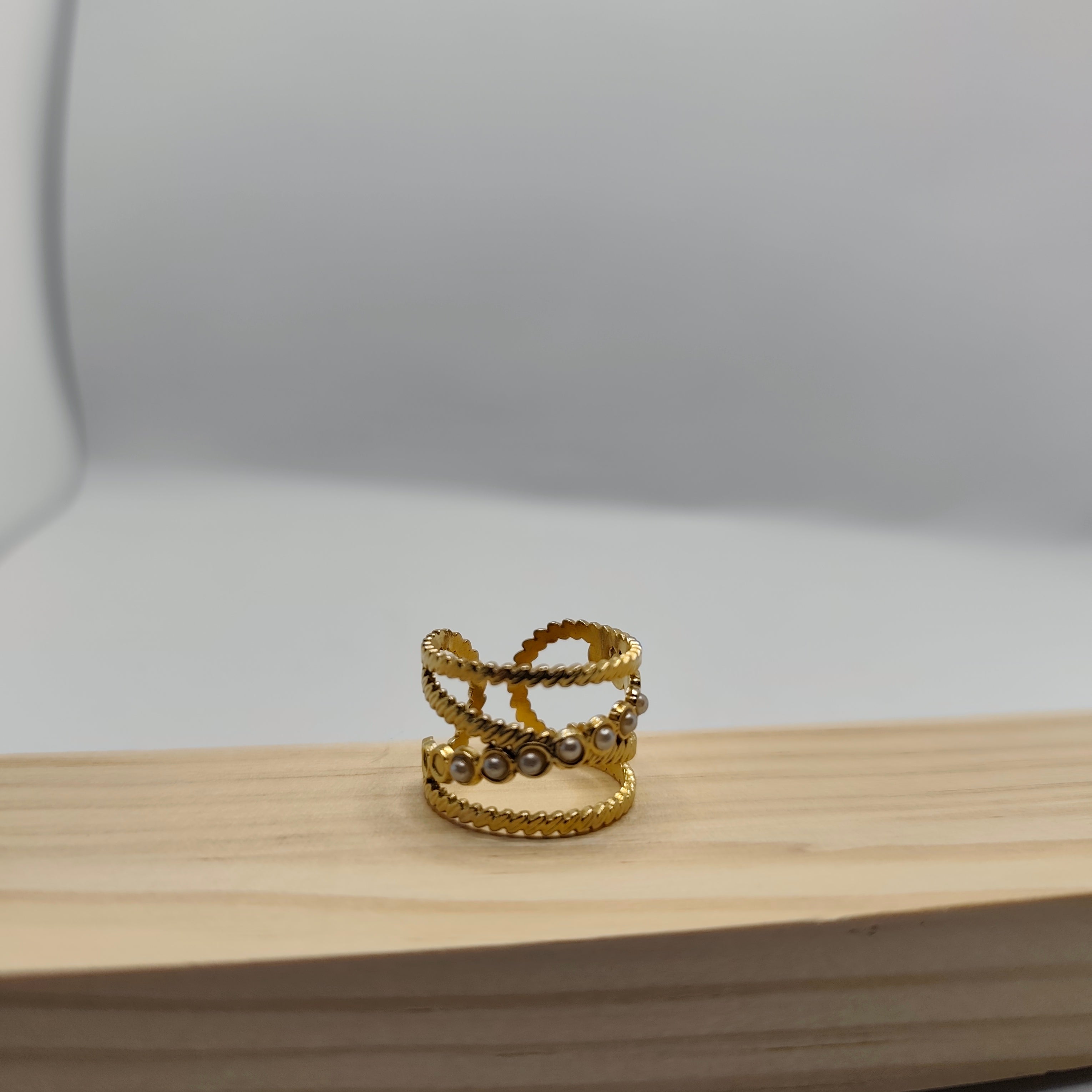 Anel Aço Dourado Largo Pérolas